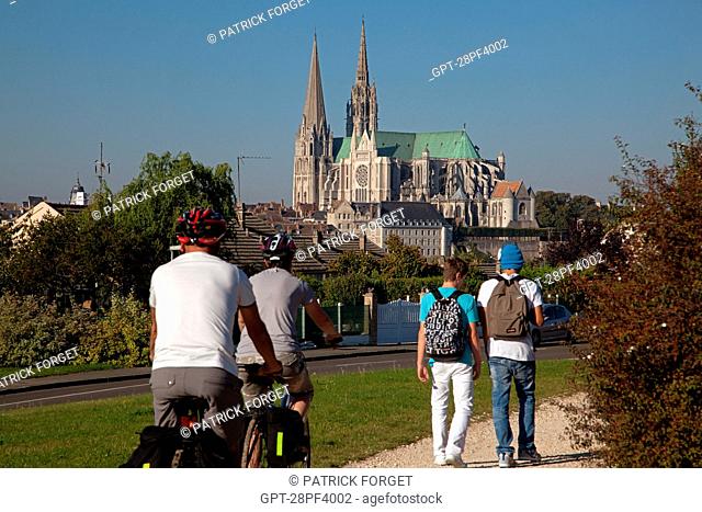 BICYCLE TOURISM. CYCLISTS IN THE UPPER TOWN NEAR NOTRE-DAME CATHEDRAL, CHARTRES, EURE-ET-LOIR 28, CENTRE, FRANCE