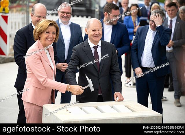 02 May 2023, Rhineland-Palatinate, Ingelheim: Malu Dreyer (SPD), Minister President of Rhineland-Palatinate, and German Chancellor Olaf Scholz (SPD) tap stones...