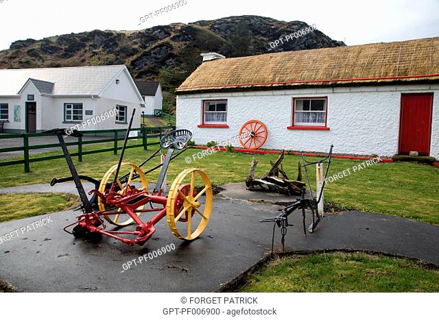 TRADITIONAL THATCHED ROOF HOUSES, GLENCOLMCILLE FOLK VILLAGE ECO-MUSEUM, GLEANN CHOLM CILLE, COUNTY DONEGAL, IRELAND