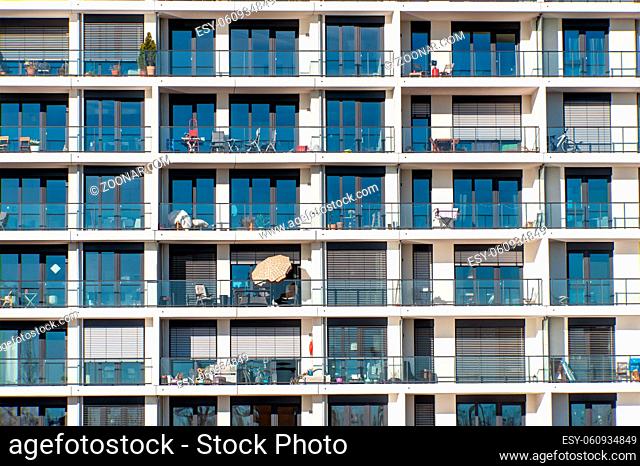 Glasfassade eines modernen Mehrfamilienhauses mit vielen Balkonen gesehen in Hamburg, Deutschland