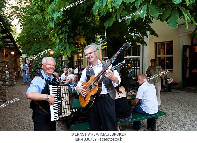 Musicians at a garden restaurant, wine tavern Hans Maly, Grinzing, Vienna, Austria, Europe