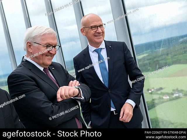 07 June 2022, Baden-Wuerttemberg, Rottweil: German President Frank-Walter Steinmeier (l) next to Ralf Broß (independent), Mayor of Rottweil
