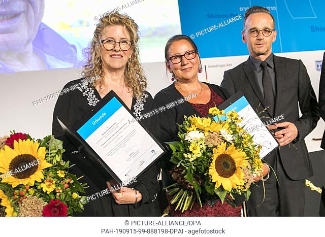 15 September 2019, Berlin: Heiko Maas (r, SPD), Foreign Minister, stands alongside the winners of the Shimon Peres Prize 2019