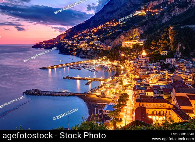 Das schöne Küstendorf Amalfi in Italien in der Abenddämmerung
