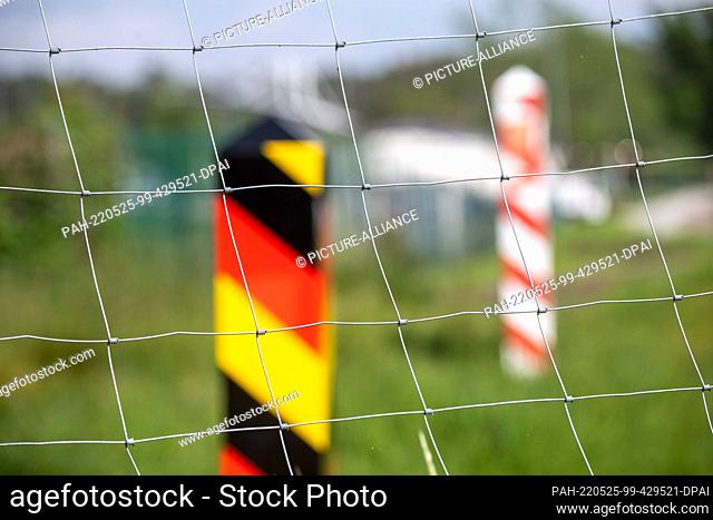 24 May 2022, Mecklenburg-Western Pomerania, Garz: On the border between Poland and Germany on the island of Usedom, a barrier fence stands as a game fence to...