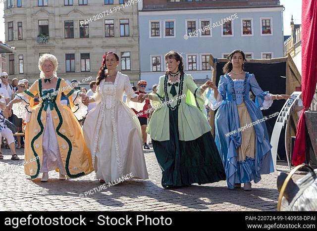 24 July 2022, Saxony, Pirna: Four ladies perform a baroque dance in the market square. On the occasion of the 300th birthday of the Italian painter Bernardo...