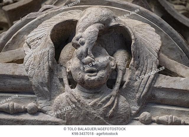 ave mordiendo la nariz a un hombre, puerta de los Reyes, estilo gótico isabelino, Monasterio de Santa María La Real, Nájera, La Rioja, Spain