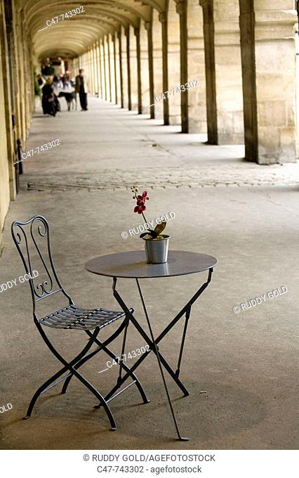 Paris. France. Place des Vosges. Surrounded by shady arcades that shelter beautiful boutiques, this square, situated in the heart of the Marais