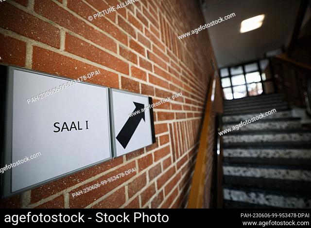 PRODUCTION - 05 June 2023, Schleswig-Holstein, Meldorf: A sign pointing to Room 1 in Meldorf District Court. Four girls will have to answer for an assault on a...
