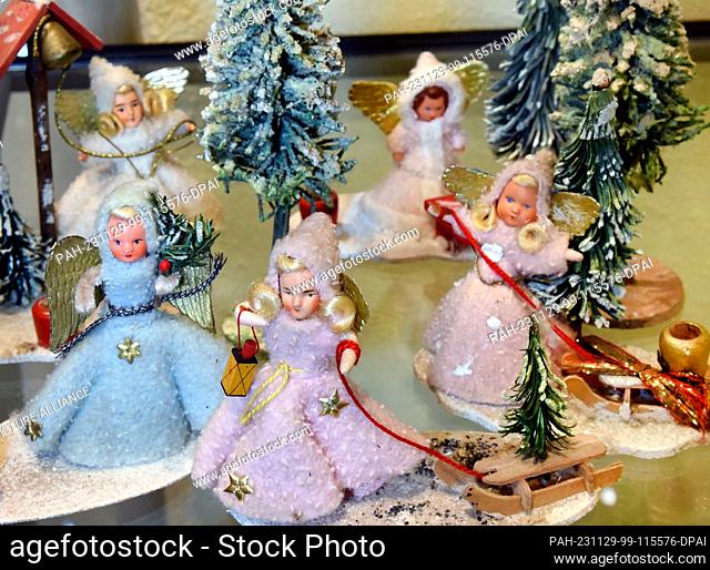 PRODUCTION - 21 November 2023, Saxony, Oschatz: In a display case in the City and Scales Museum, there is a special exhibition of almost 80-year-old Christmas...