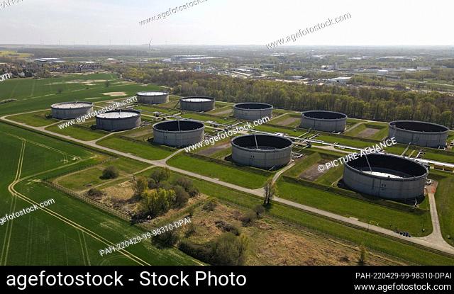 29 April 2022, Mecklenburg-Western Pomerania, Rostock: The large tank farm Ölhafen Rostock (GÖR) on the Baltic Sea. The state government and business community...
