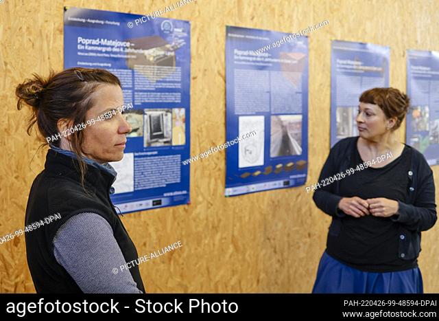 26 April 2022, Schleswig-Holstein, Jübeck: Tereza Stolcova (l), a scientist at the Archaeological Institute in Nitra, Slovakia