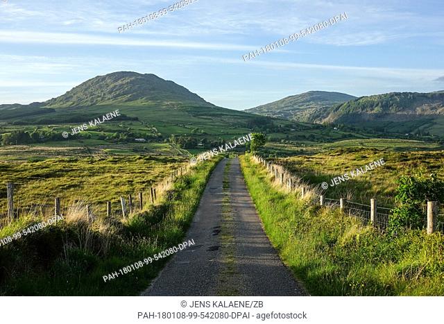 A small street leads across a landscape near Kenmare, Ireland, 30 May 2017.· NO WIRE SERVICE · Photo: Jens Kalaene/dpa-Zentralbild/ZB
