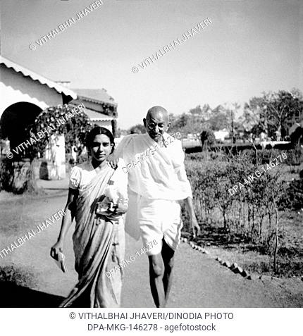 Sushila Nayar and Mahatma Gandhi walking at Rashtriyashala Ashram ; Rajkot ; just after taking bath two hours before starting fast ; 1939  ; India NO MR