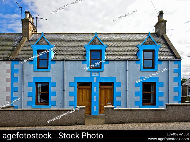 Blaues Haus im Fischerdorf Findochty, Moray, Schottland, Grossbritannien / Blue house in Findochty, Moray, Scotland, Great Britain