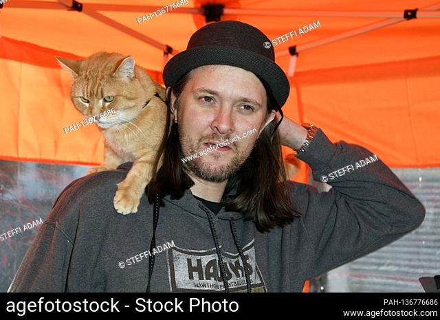 James Bowen with Tom Tom at the 'Bob the Stray' book signing in the Braunling bookstore. Puchheim, January 19, 2019 | usage worldwide