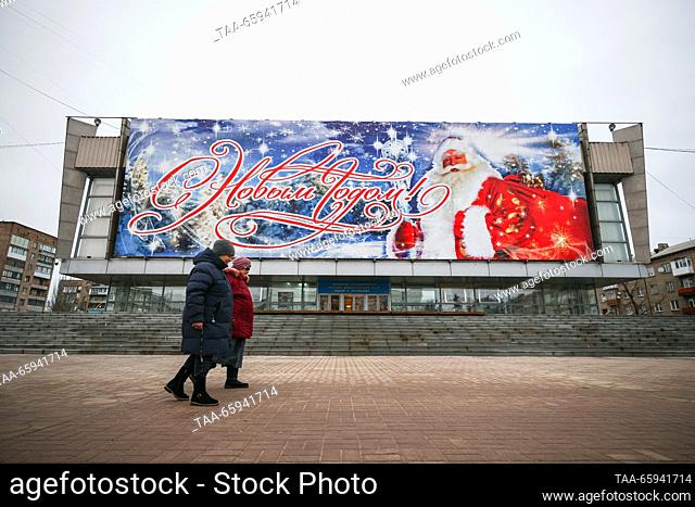 RUSSIA, LUGANSK - 20 DE DICIEMBRE, 2023: Un cartel de Navidad se reúne fuera del Teatro Drama Ruso Académico de Lugansk. Alexander Reka/TASS