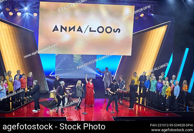 11 October 2023, Hamburg: Anna Loos, singer and Andrea Krull of Chorgemeinschaft Jetzt oder nie! are on stage with band members and club members during the gala...