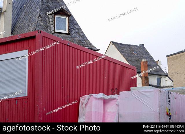 PRODUCTION - 04 November 2022, Rhineland-Palatinate, Mayen: At a construction site in the city center, a construction container stands behind a construction...