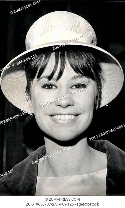 Jul. 07, 1965 - QUEEN OF BOSSA NOVA ON FLYING VISIT TO EARIS OPS: HER BOYISH FACE ALL SMILES AND WRINKLES BRAZILIAN SINGER ASTRUD