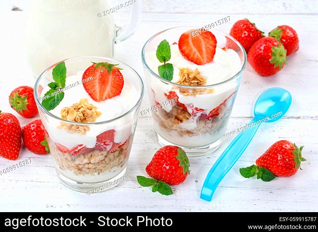Erdbeer Joghurt Erdbeerjoghurt Erdbeeren Glas Früchte Müsli Löffel Frühstück essen
