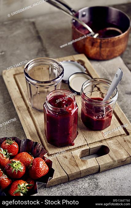 Fill rhubarb-strawberry jam into glasses