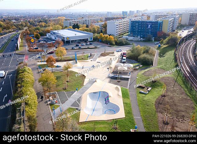 26 October 2022, Saxony, Dresden: Female skateboarders ride over a street sports and meeting park in the Gorbitz district during a press event (aerial view with...