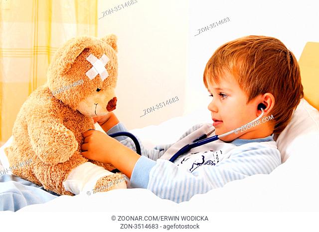 Ein Krankes Kind untersucht Teddy mit Stethoskop