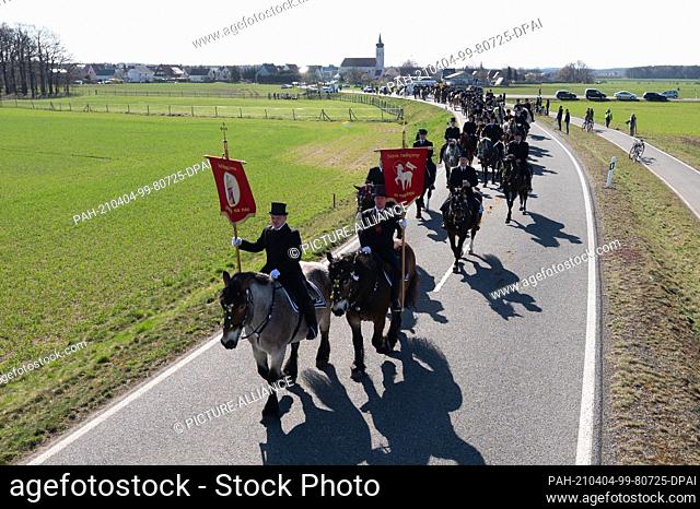04 April 2021, Saxony, Ralbitz: The traditionally dressed Sorbian Easter riders proclaim the Easter message on horseback according to an old custom