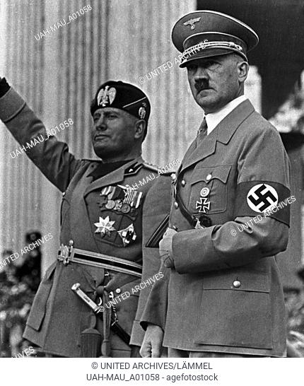 Der italienische Duce Benito Mussolini beim Besuch bei Adolf Hitler in Berlin, Deutschland 1930er Jahre. Italian duce Benito Mussolini visiting Adolf Hitler at...