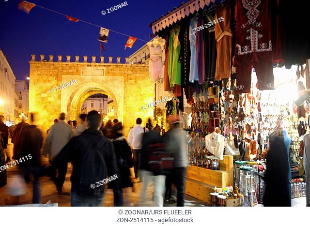 Afrika, Nordafrika, Tunesien, Tunis Der Place de la Victoire mit dem Porte de France vor der Medina in der Altstadt der Tunesischen Hauptstadt Tunis