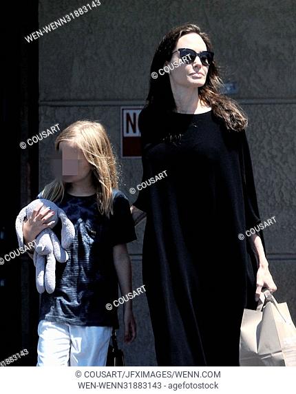Angelina Jolie enjoys Fourth of July with Vivienne by going grocery shopping Featuring: Angelina Jolie, Vivienne Jolie-Pitt Where: Los Angeles, California