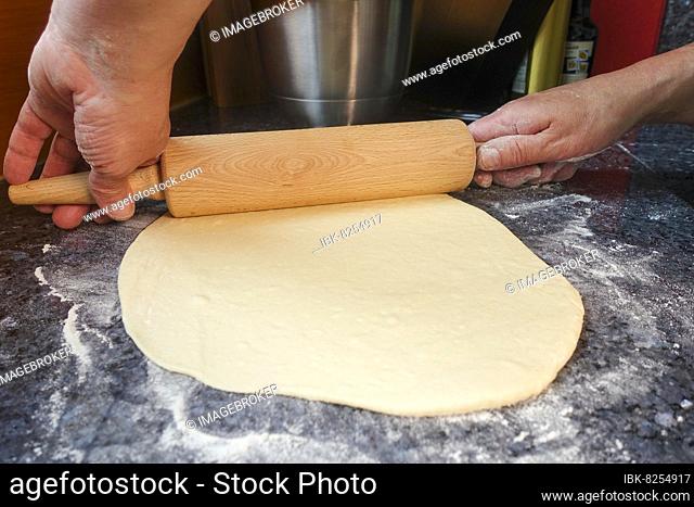 Swabian cuisine, preparation of mini dinnete, also dennete, dinnede, denetle, rolling out raw yeast yeast dough, yeast pastry, baking, from the oven