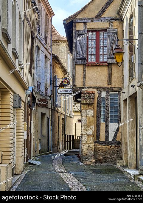 narrow medieval street, Bergerac, Dordogne Department, Nouvelle-Aquitaine, France