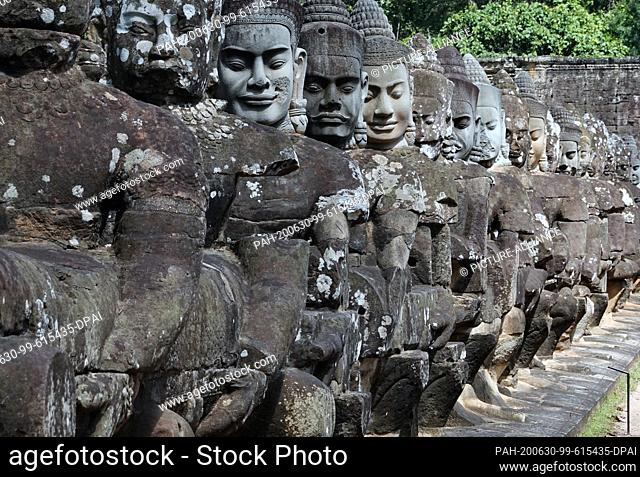 23 October 2019, Cambodia, Siem Reab: Deities as stone figures on a bridge to the south gate of the capital Angkor Thom in the temple complex