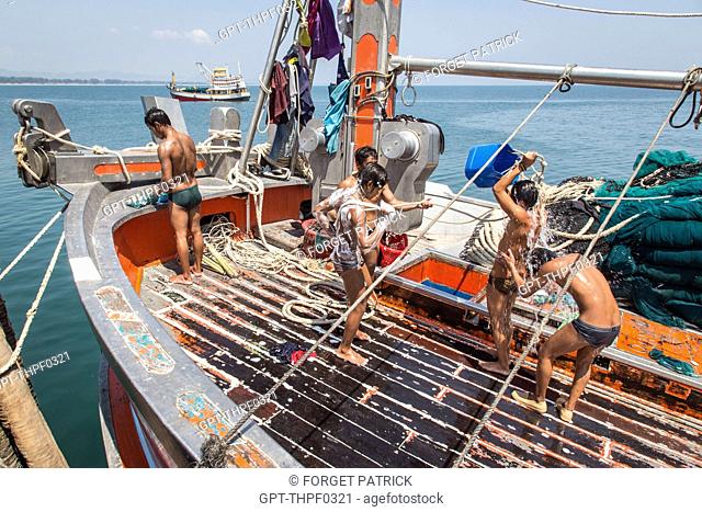 CLEANING DONE BY THE CREW (BURMESE AND CAMBODIAN SAILORS), FISHING BOATS IN THE PORT OF BANG SAPHAN, THAILAND, ASIA