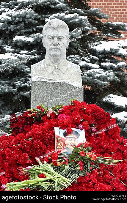 RUSSIA, MOSCOW - MARCH 5, 2023: Russian Communist Party members lay flowers at the grave of Soviet leader Joseph Stalin by the Kremlin Wall to mark the 70th...