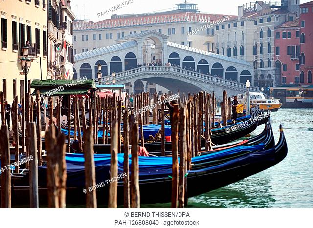 08.05.2019, Italien, Venedig: Gondeln und Boote auf dem Canal Grande mit der Rialto Brücke. | usage worldwide. - Venedig/Venetien/Italy