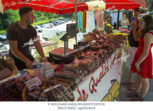 Sausages for sale on the weekly market in Menerbes, a small village on a hill between Avignon and Apt, in the Luberon, Provence-Alpes-Cote d Azur region in...