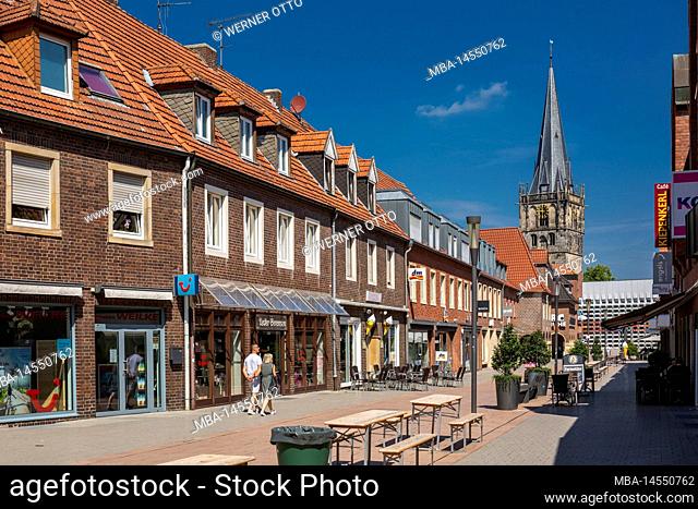 Germany, Ahaus, Westmuensterland, Muensterland, Westphalia, North Rhine-Westphalia, residential buildings and commercial buildings in the pedestrian zone...