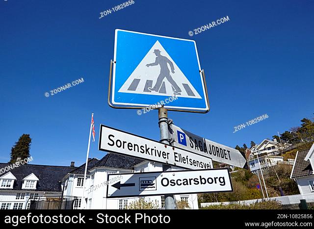 Das Verkehrszeichen Fußgängerüberweg und einige Wegweiser stehen in der Altstadt von Drobak (Akershus, Norwegen)