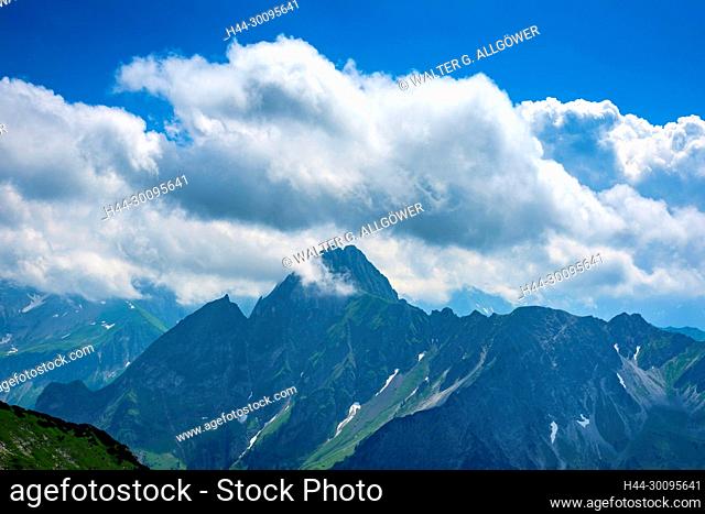 Bergpanorama vom Laufbacher Eck-Weg, ein Panorama-Höhenweg vom Nebelhorn ins Oytal, dahinter die Höfats, 2259m, Allgäuer Alpen, Allgäu, Bayern, Deutschland