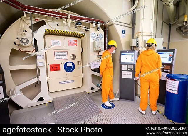 23 September 2021, Lower Saxony, Emmerthal: Employees enter the reactor building of the Grohnde nuclear power plant through a lock