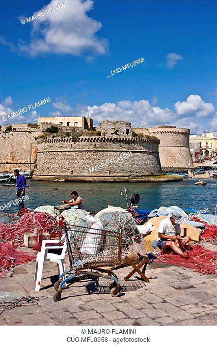Aragonese Castle, Repairing Fishing Nets, Gallipoli, Lecce, Puglia, Italy, Europe