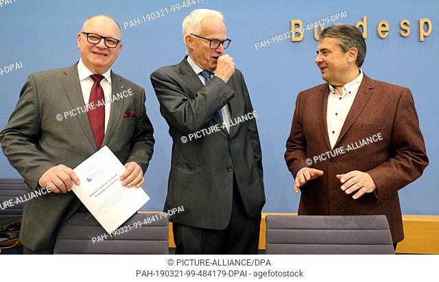 21 March 2019, Berlin: At the beginning of a press conference, Christoph Brüssel (l), member of the Board of Directors of the Senate for Economic Affairs
