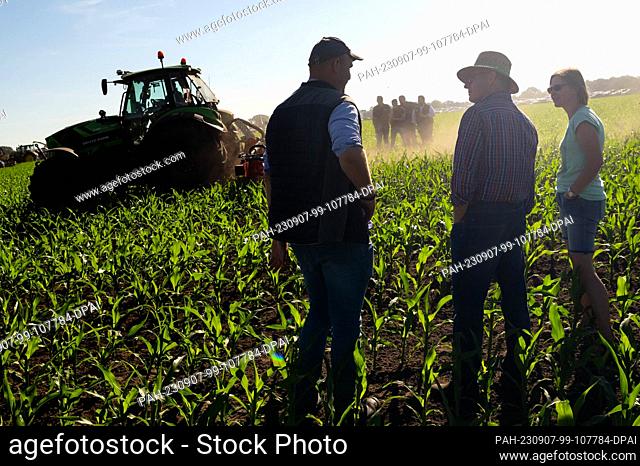 07 September 2023, Lower Saxony, Gyhum: Spectators watch the machine demonstration with techniques for growing corn. The Lower Saxony Chamber of Agriculture...