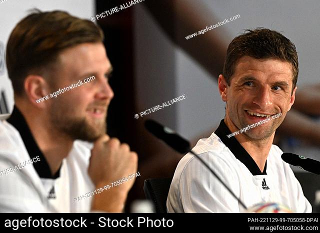29 November 2022, Qatar, Al-Shamal: Soccer, World Cup 2022 in Qatar, national team, Germany, press conference, Germany's Thomas Müller (r) and Germany's Niclas...