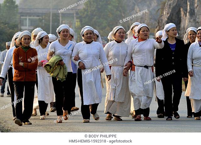 Vietnam, Ha Giang province, Quan Ba, people going to funeral ceremony