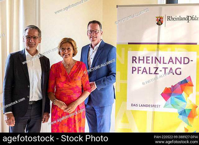 22 May 2022, Rhineland-Palatinate, Mainz: Malu Dreyer (M, SPD), Minister President of Rhineland-Palatinate, Lord Mayor Michael Ebling (r