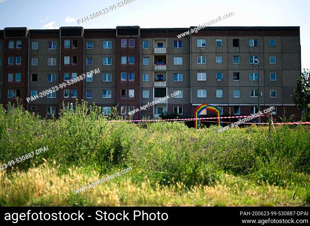 23 June 2020, Saxony-Anhalt, Magdeburg: Barrier tape surrounds a timbered rainbow in the district of Neue Neustadt, marking the entrance to a vacant lot created...